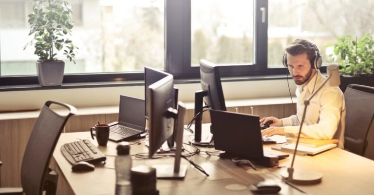 What are some different ways to lay out an office?